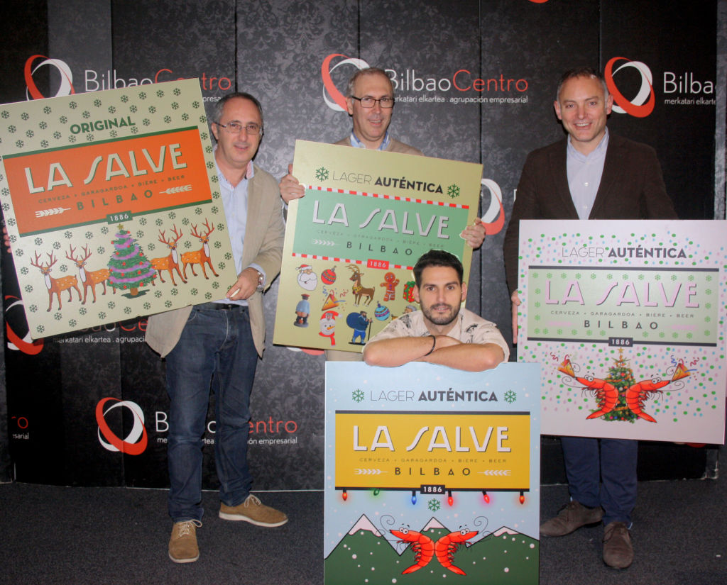 Sergio Etxebarria (presidente de Bilbao Centro), Ibai León, (Ätakontu), Miguel Ángel Santos (La Cerveza de Bilbao) y Eduardo Saiz (promotor de LA SALVE) posan con los cuatro diseños